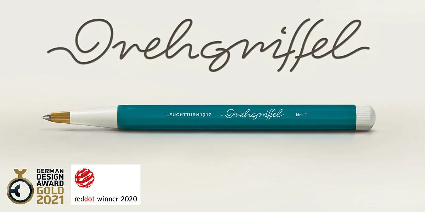 Drehgriffel Nr. 1 in Pacific Green mit goldfarbener Spitze auf hellem Hintergrund, darüber der geschwungene „Drehgriffel“-Schriftzug. Unten sind die Auszeichnungen German Design Award Gold 2021 und Red Dot Winner 2020 zu sehen.