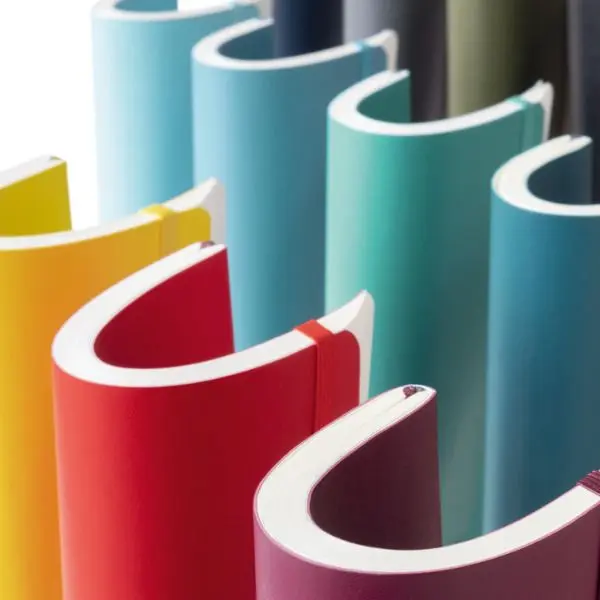 Mehrere gebogene Notizbücher in unterschiedlichen Farben