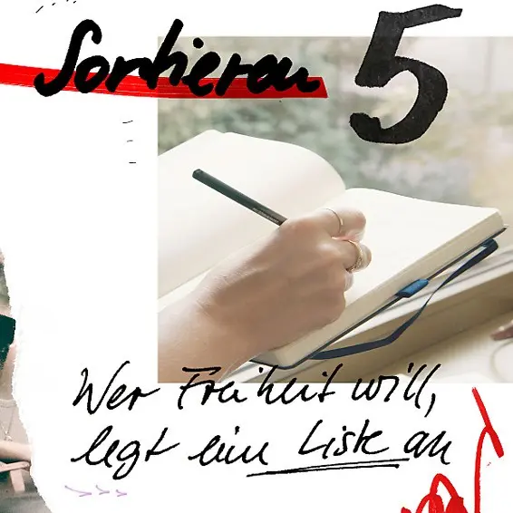 Collage mit einer schreibenden Hand in einem geöffneten Notizbuch, handschriftlichen Worten wie „Sortieren“ und „Wer Freiheit will, legt eine Liste an“, kombiniert mit grafischen Elementen.