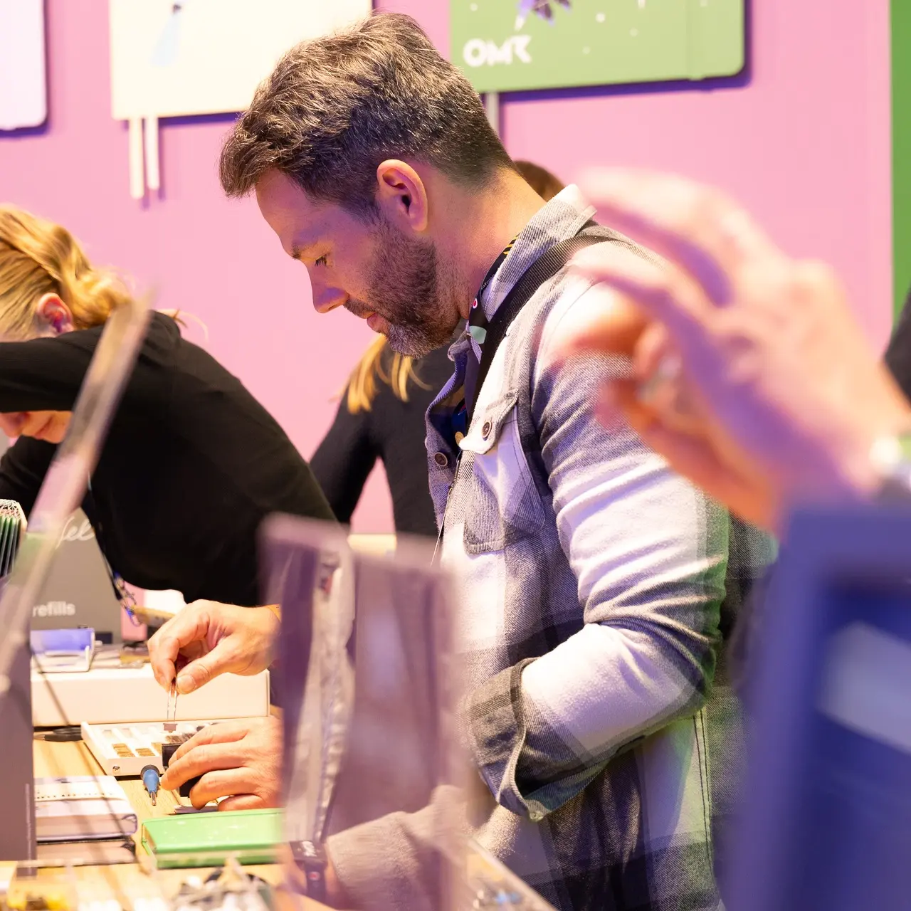 Leuchtturm1917 Prägeevent bei der OMR2025. Person places letters into an embossing machine for book embossing.