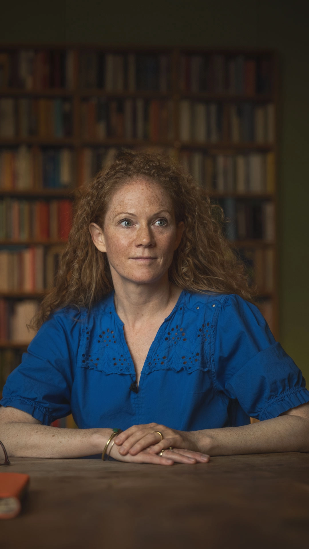 Alexa Hennig von Lange sitzt am Tisch