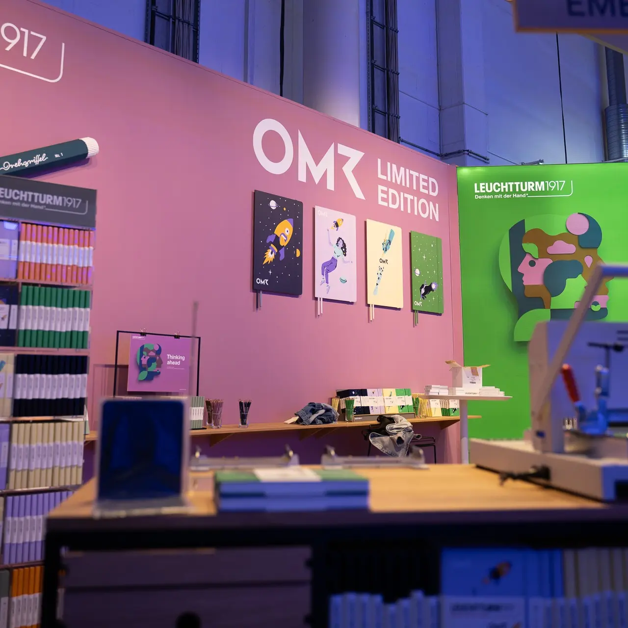 Leuchtturm1917 Messestand bei der OMR2025. Trade fair stand with OMR Limited Edition notebooks and LEUCHTTURM1917 wall graphic.