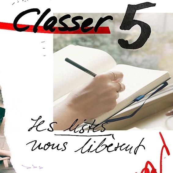 Denken mit der Hand, Illustration Sortieren. Main écrivant dans un carnet avec collage graphique et texte « 5 Classer – Les listes nous libèrent ».