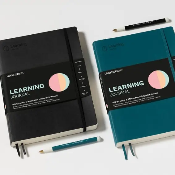 leuchtturm1917_cleer_lt_learning_journal_cover Two books in black and teal with text “LEARNING JOURNAL”, plus matching Drehgriffel Nr. 1.