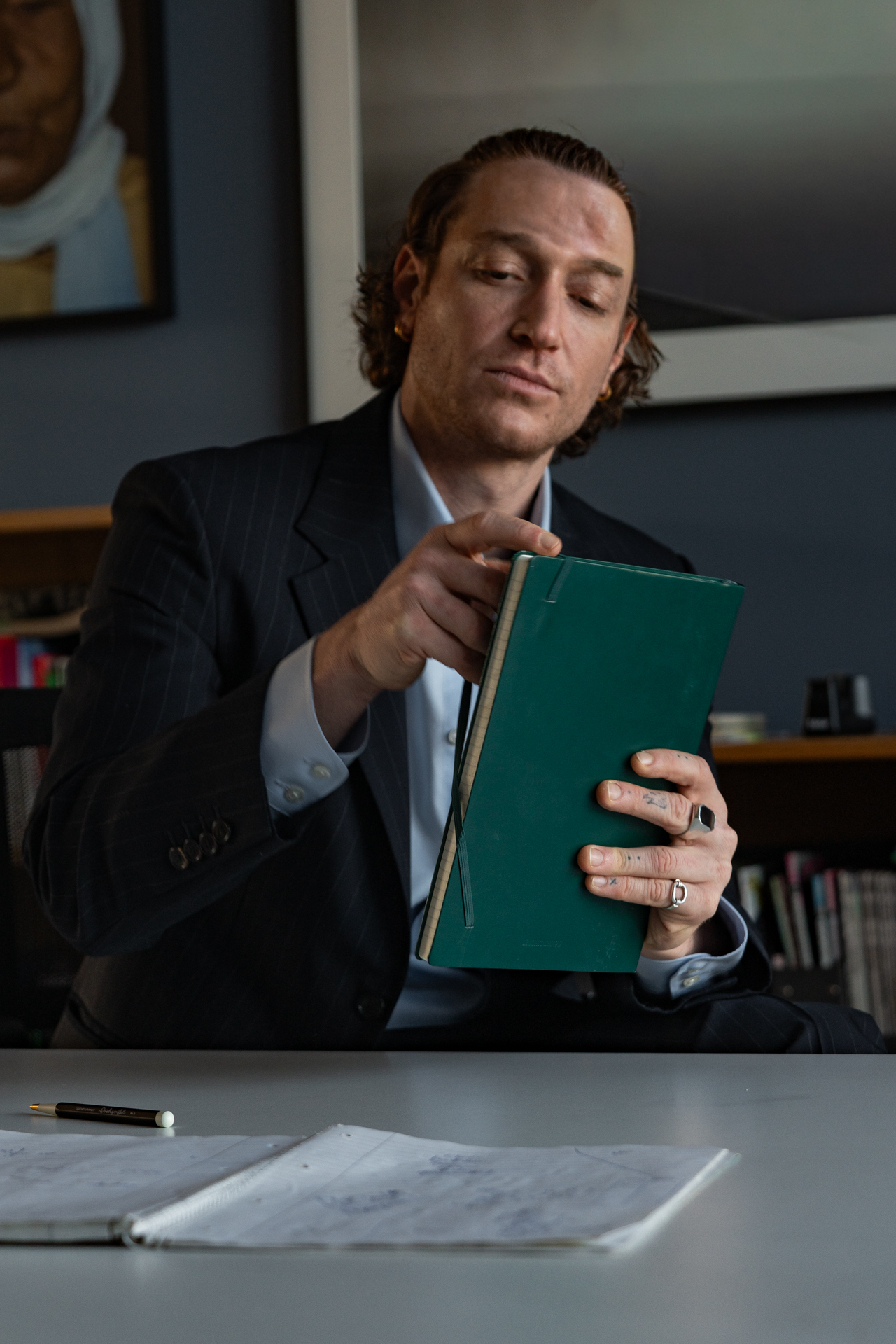 Writers and Thinkers Daniel Donskoy für jede Kund ein Notizbuch Daniel Donskoy verschließt Notizbuch mit dem Gummiband