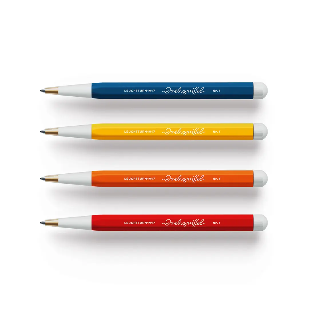 Drehgriffel Nr. 1, Farbauswahl in Indigo, Sunflower, Pumpkin und Cherry. Four Drehgriffel No. 1 by LEUCHTTURM1917 with gold tip, blue, yellow, orange, red, with white.