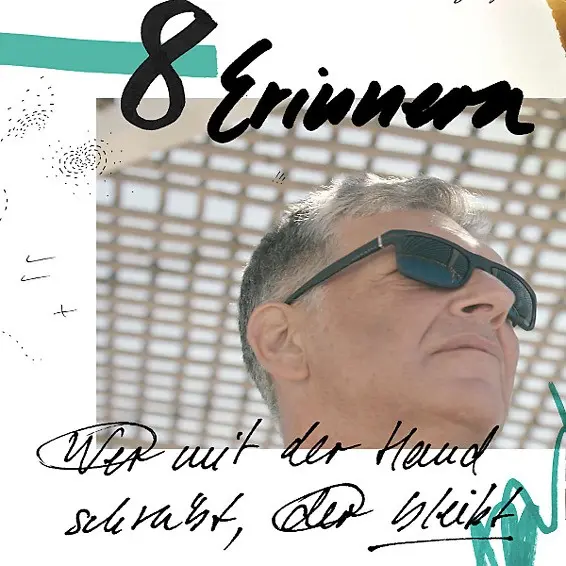 Collage mit einer Person mit Sonnenbrille unter einem schattenspendenden Gitterdach, kombiniert mit der handschriftlichen Überschrift „Erinnern“ und dem Satz „Wer mit der Hand schreibt, der bleibt“, ergänzt durch grafische Elemente und die Zahl 8.