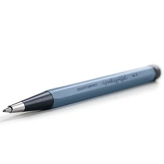 Graublauer Drehgriffel Nr. 2 von LEUCHTTURM1917 mit schwarzem Endstück, Metallspitze, Schrift in Schwarz Blue-grey LEUCHTTURM1917 Drehgriffel No. 2 with black end cap, metal tip, black lettering.