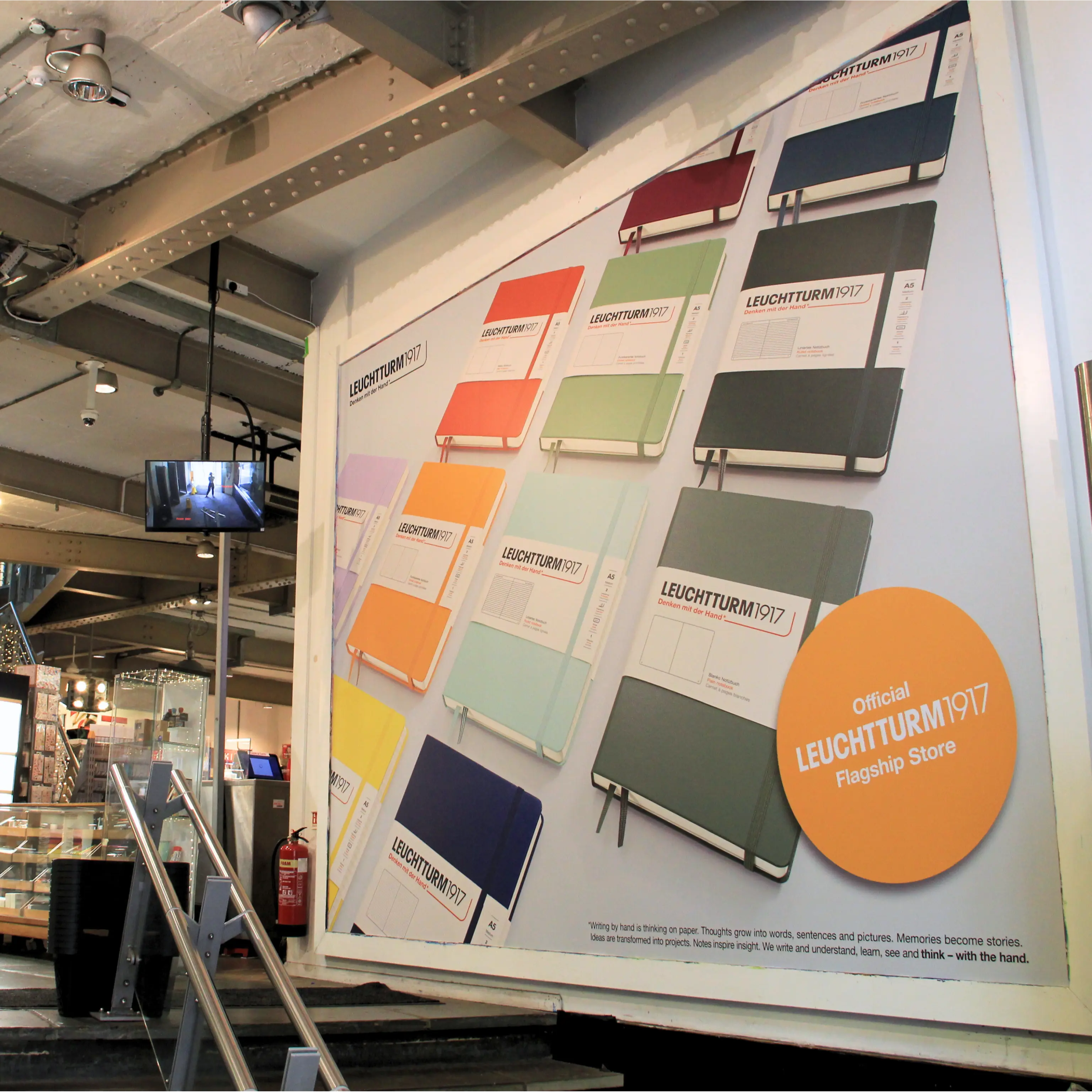 Leuchtturm1917 Flagshipshop London Wandgrafik. Trade fair stand with LEUCHTTURM1917 notebooks in various colors, wall graphic.