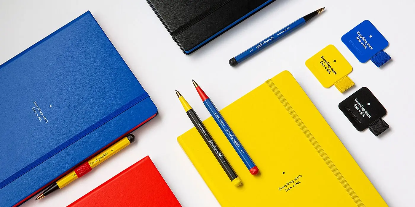Notizbücher der Bauhaus Edition in Blau, Gelb, Rot und Schwarz, dazu mehrere farblich passende Drehgriffel Nr. 1 mit goldener Spitze sowie Pen Loops in Blau, Gelb und Schwarz auf weißem Hintergrund.