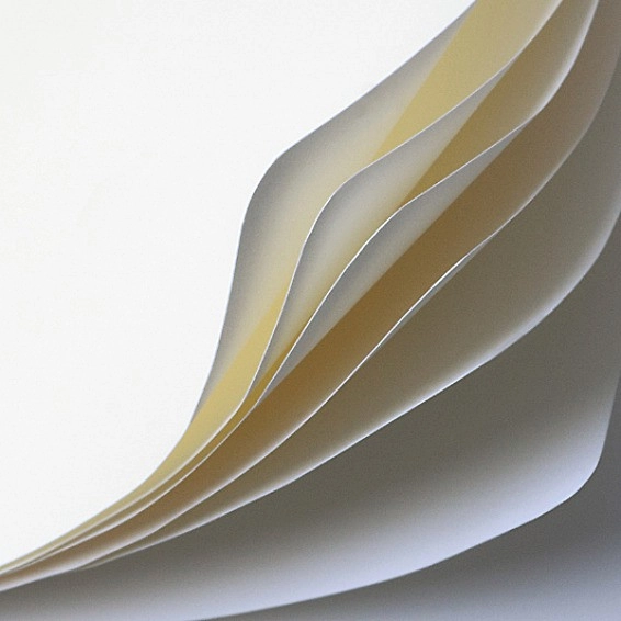 Bullet Journal Papier - Detailshot Close-up of fanned blank notebook pages made of white paper.