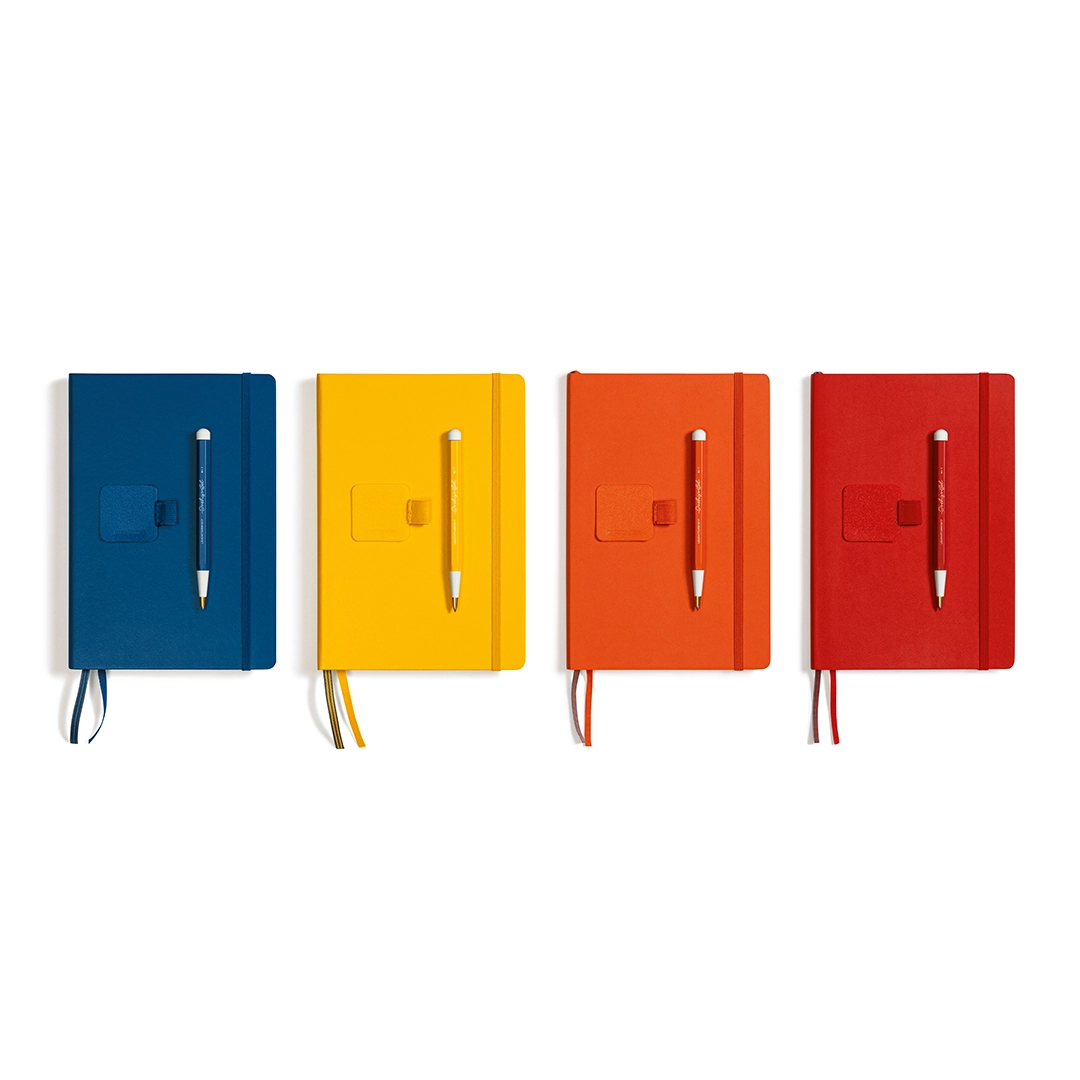 Notizbücher und Drehgriffel Sortiment in den neuen Farben 2026. Four A5 notebooks on white background with pen loop and Dreh pencil in blue, yellow, orange and red.