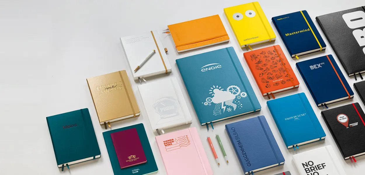 LEUCHTTURM1917 Notizbücher ganz indivduell gestalten und personalisieren. Many colorful notebooks with logos, embossing and elastic bands, plus Drehgriffel pens.