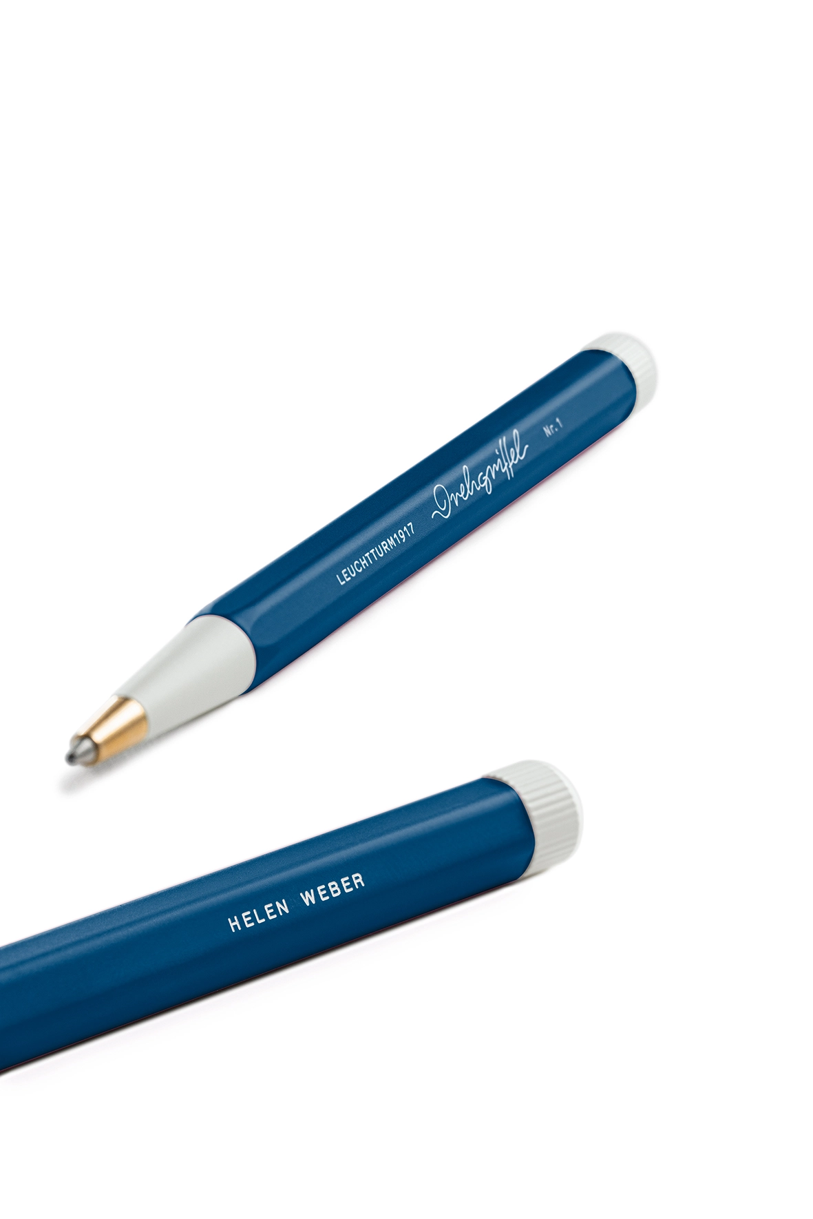LT1917_Gravur_DG_Nr1_Indigo_Beautyshot_150dpi_sRGB Two blue and white Drehgriffel Nr. 1 with engraving “Helen Weber”.