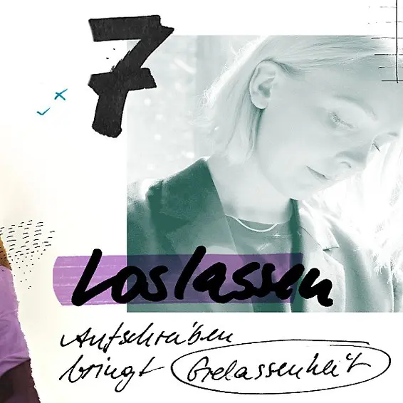 Collage mit einer nachdenklichen Person in sanften Farbtönen, kombiniert mit handschriftlichen Worten wie „Loslassen“ und „Aufschreiben bringt Gelassenheit“ sowie grafischen Akzenten und der großen Zahl 7.