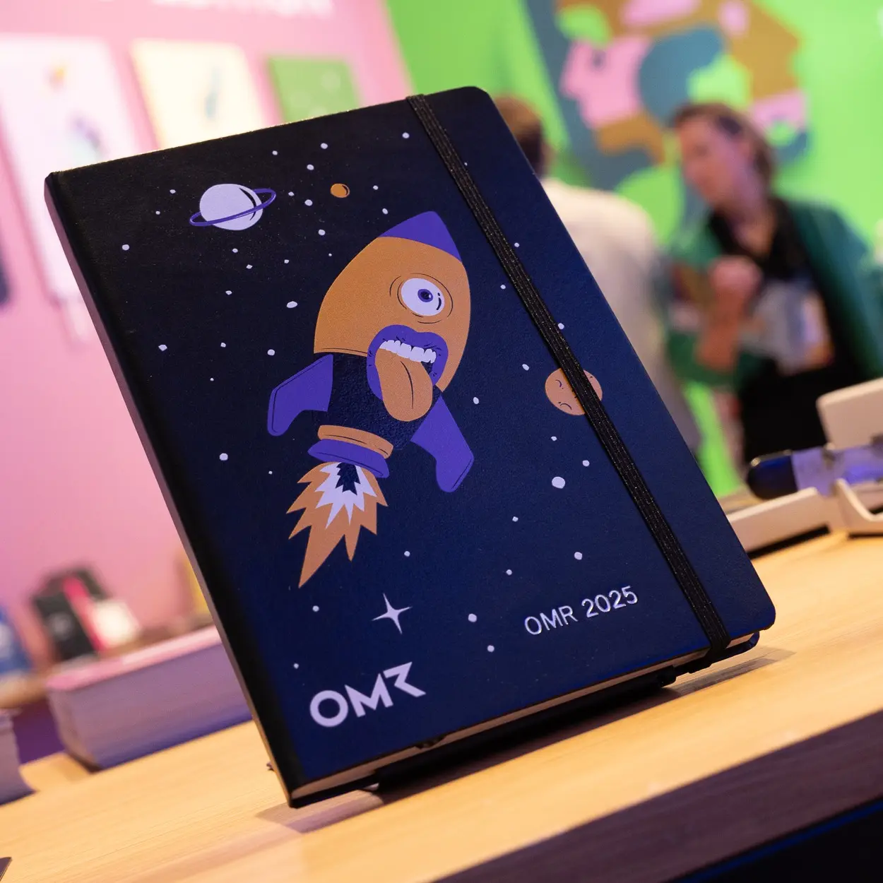 Leuchtturm1917 x OMR 2025 Raketen Notizbuch. OMR notebook with rocket illustration and embossing “OMR 2025”.