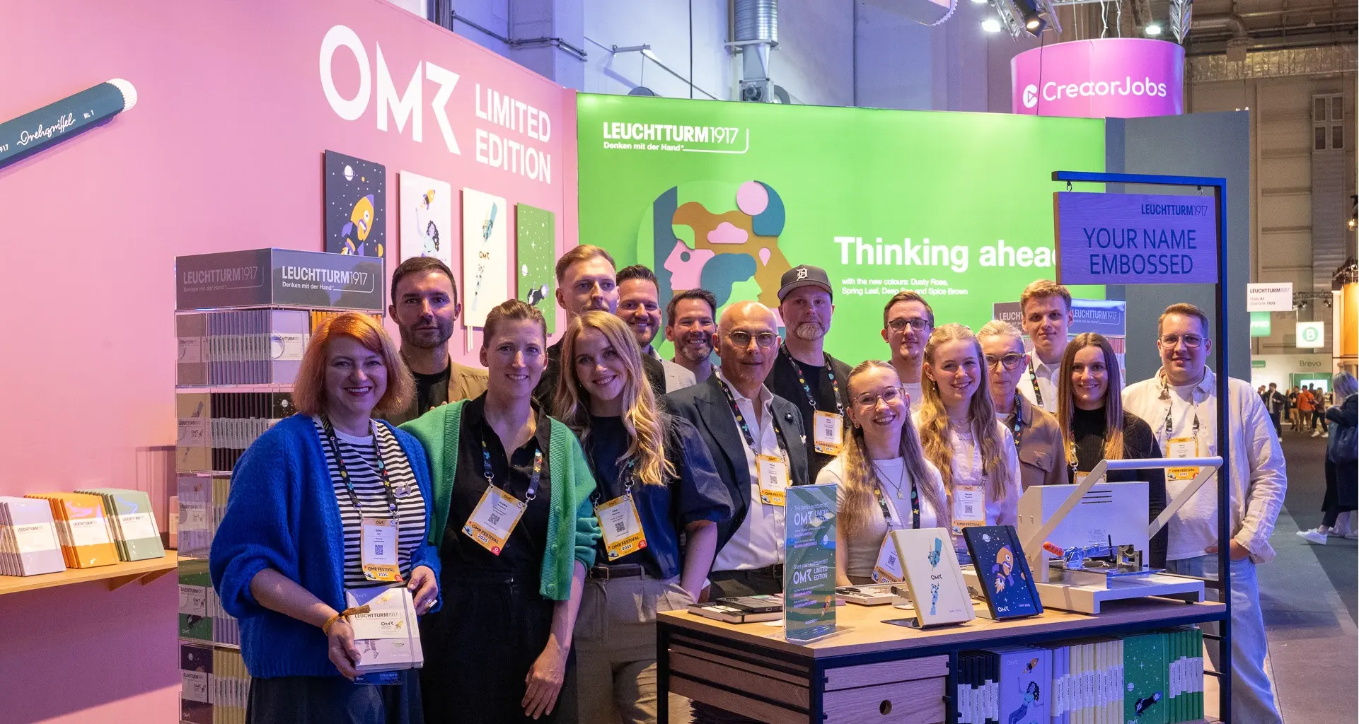 Leuchtturm1917 Gruppenfoto auf der OMR 2025. Group photo at the LEUCHTTURM1917 trade fair stand with OMR Limited Edition and embossing station.