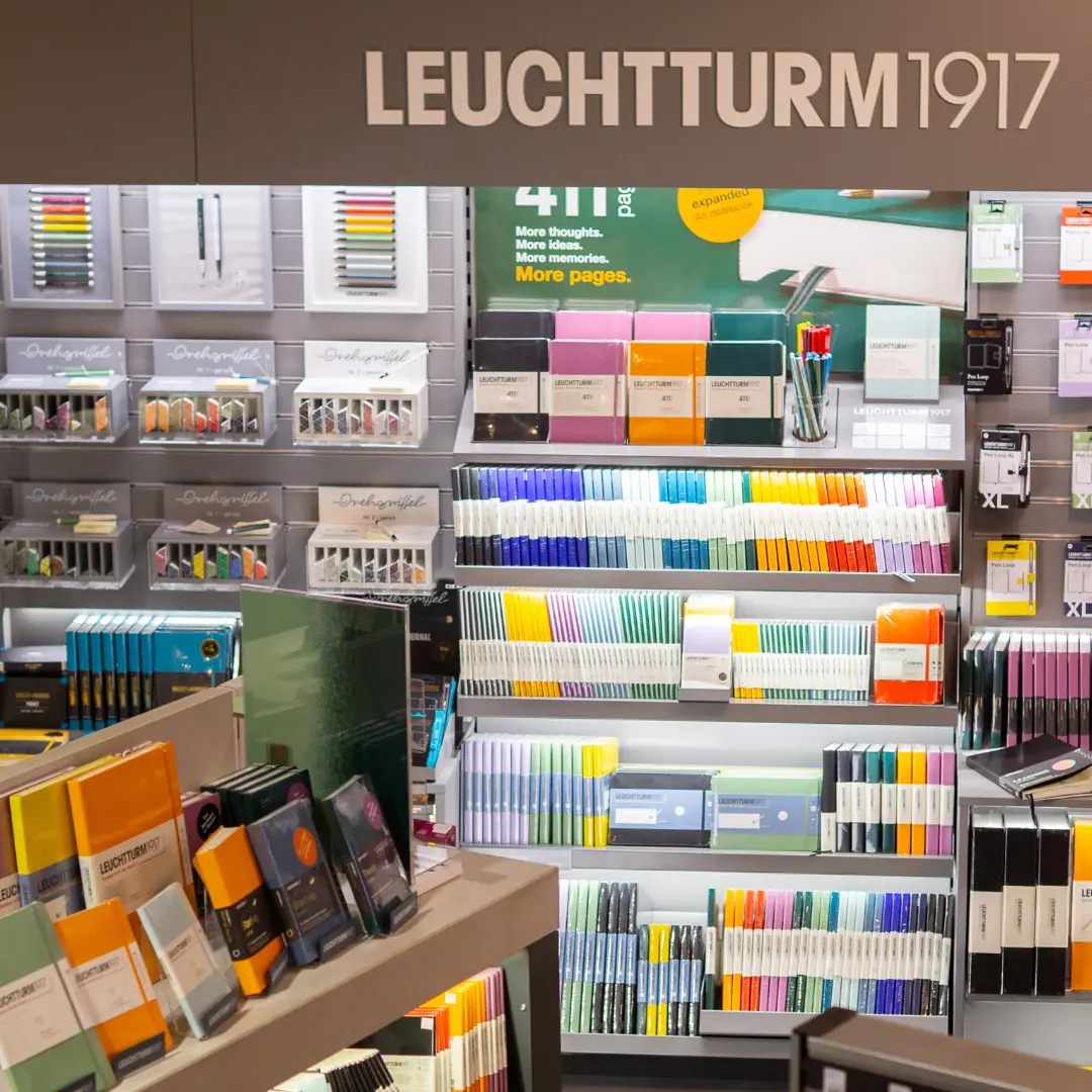 Verkaufsfläche Leuchtturm1917-Shop London. Retail wall with LEUCHTTURM1917 notebooks and Drehgriffel in various colors.