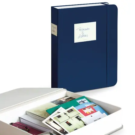 Aufbewahrung_buchbox Two archive boxes, one blue and one white, containing photos and documents.