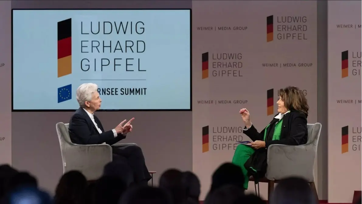 Bühnengespräch beim Ludwig-Erhard-Gipfel 2024. Diálogo en el escenario con dos mujeres frente a la pantalla «LUDWIG ERHARD GIPFEL».