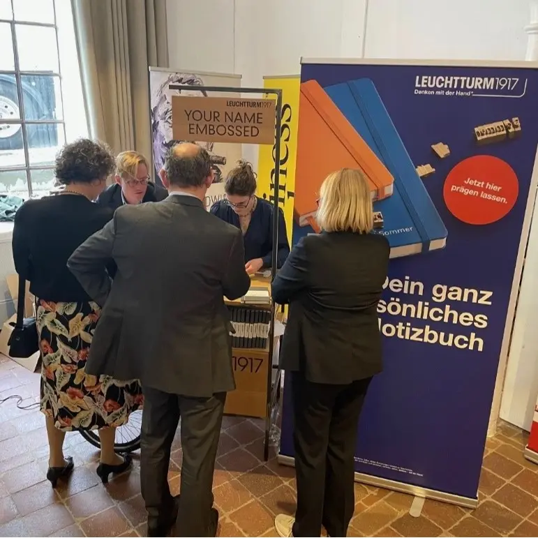 leg_8-editkvfbbqc Stand con personas grabando libretas LEUCHTTURM1917 personalizadas.