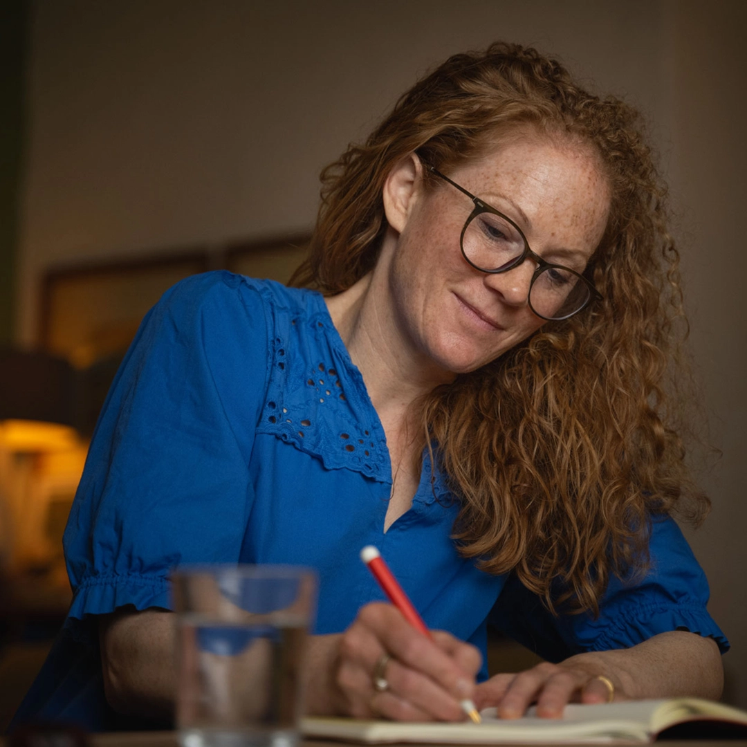 Alexa Hennig von Lange schreibt in ein Notizbuch