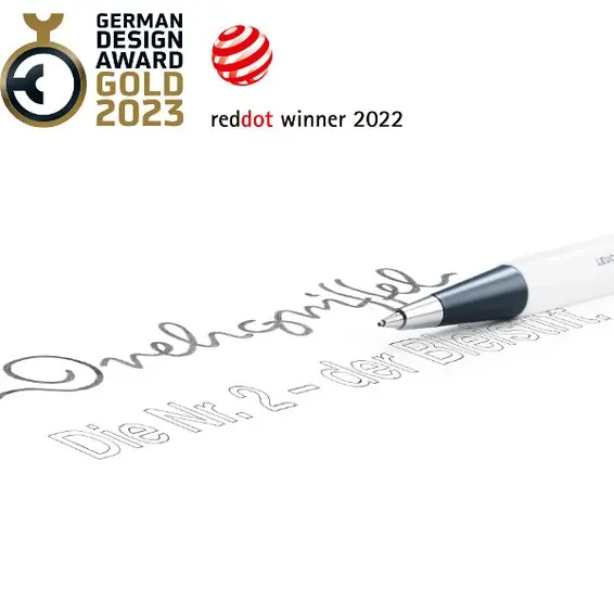 Drehgriffel Nr. 2 mit silberfarbener Spitze, der den Schriftzug „Drehgriffel“ auf weißem Hintergrund zeichnet; daneben die Auszeichnungen „German Design Award Gold 2023“ und „Red Dot Winner 2022“.