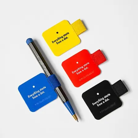 Vier Pen Loops der Bauhaus Edition in Gelb, Rot, Blau und Schwarz sowie ein passender Drehgriffel Nr. 1 mit goldener Spitze auf weißem Hintergrund.