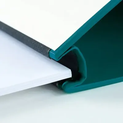 Detailansicht eines aufgeschlagenen Buchrückens mit Fadenheftung.